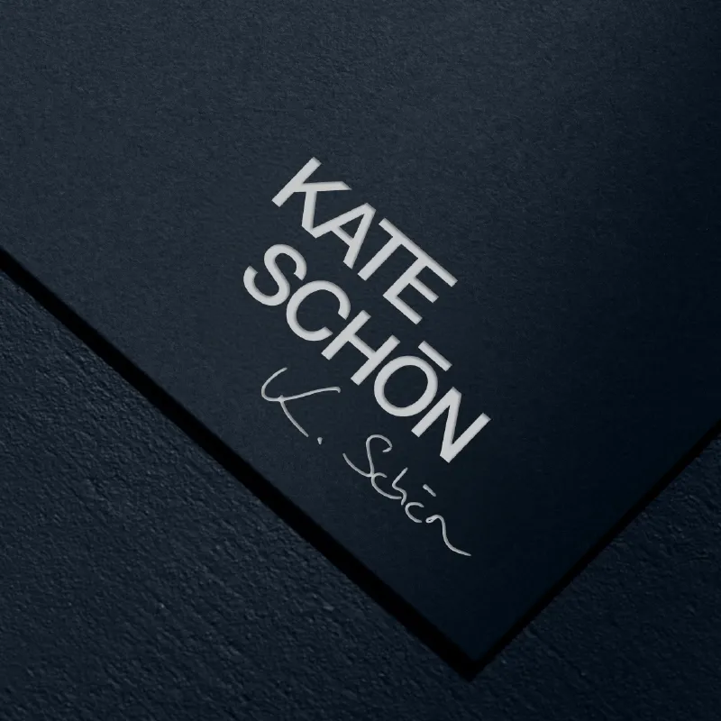 Schriftzug und Logo Kate Schön auf schwarzem Papier